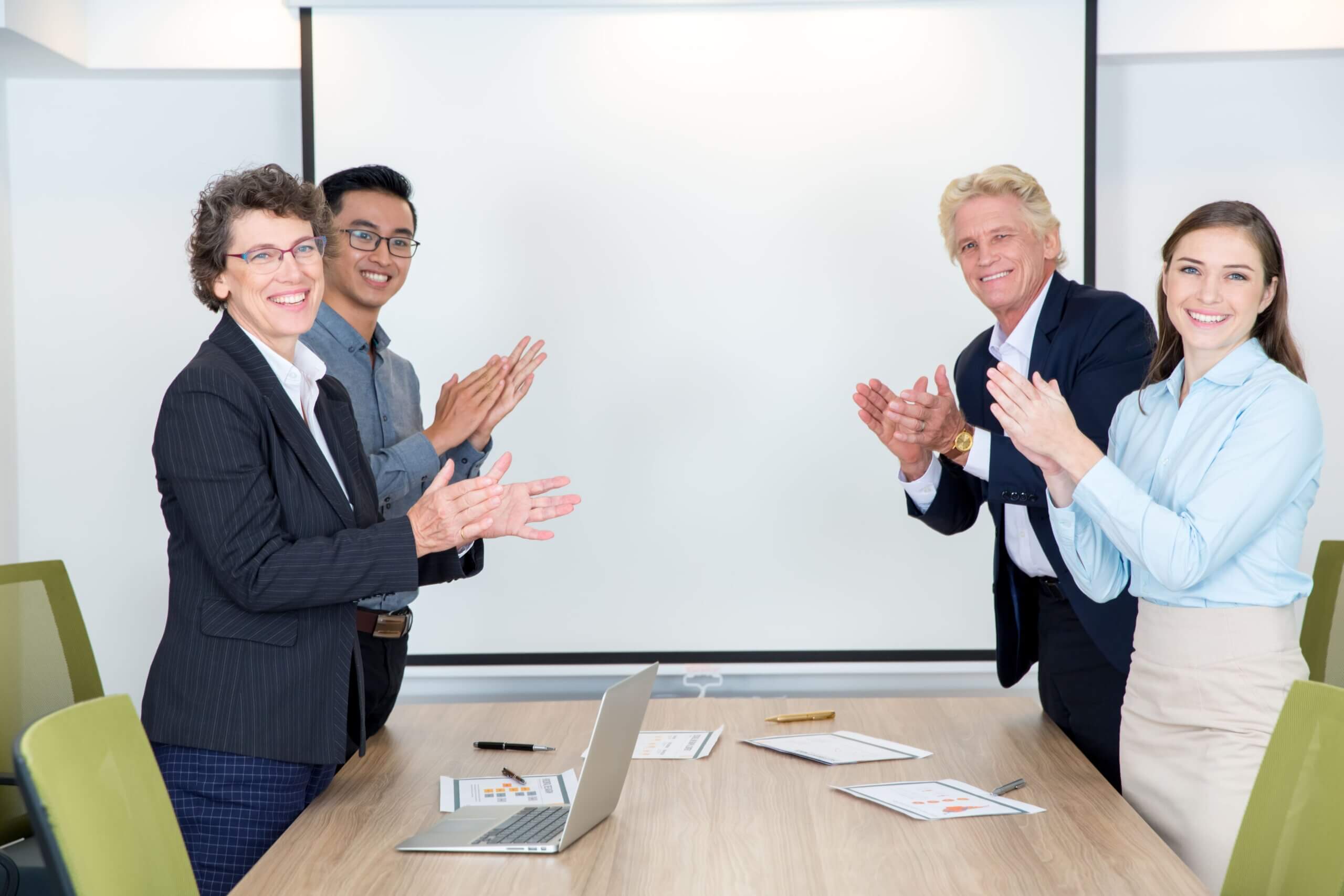 Как сделать презентацию сложного технического продукта для бизнеса | Фото four partners applauding in conference room 1 1 scaled